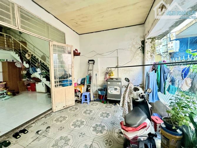 NHÀ MÊ LỮNG K43 PHÓ ĐỨC CHÍNH - KIỆT TRƯỚC NHÀ 2,5m - DIỆN TÍCH 80m (NGANG 5m5) - HƯỚNG TÂ - 3