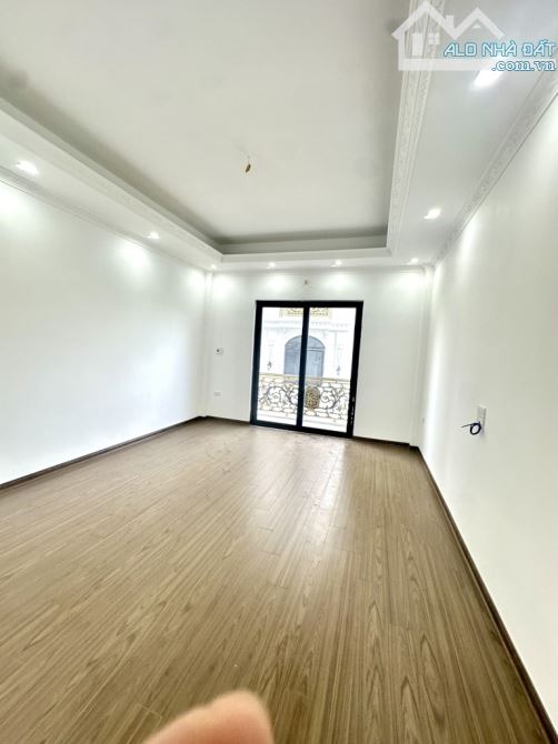 BÁT KHỐI_LONG BIÊN : NHÀ MỚI _6 TẦNG_GARA ĐỂ Ô TÔ_DT 42M_ GIÁ 9 TỶ - 3