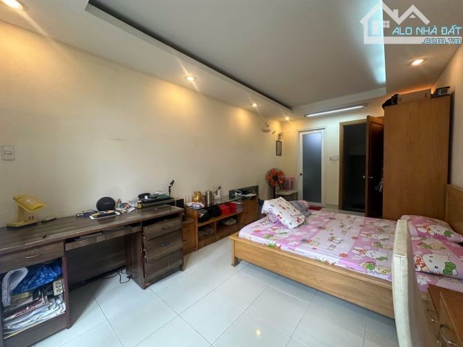 Hxh 416 Nguyễn Đình Chiểu, Quận 3, 3 lầu, sân thượng, 3 phòng ngủ - 3