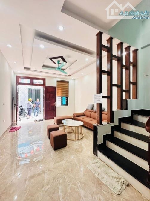 Bán nhà dân xây Hoàng Quốc Việt 30m2 x 5 tầng - sát kdt Nam cường - trước nhà 4M - gần OTO - 3