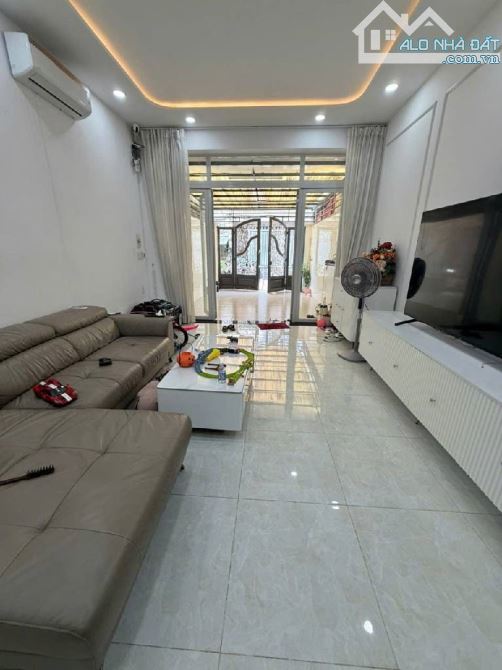 NHỈNH,11TĨ SỞ HỮU NGAY CĂN NHÀ 4TẦNG . LIỀN KỀ PHÚ MỸ HƯNG QUẬN7 ,HẼM NHỰA 8M DT :80m2 ( 4 - 3