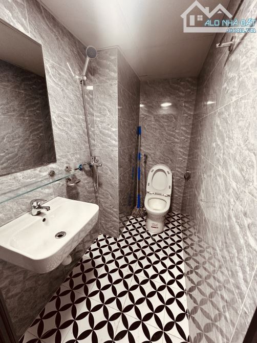 BÁN NHÀ TẬP THỂ TẦNG 1 PHỐ ĐỒNG NHÂN - 42M- 2PN - 2 VS- Ô TÔ CÁCH 15M-TÀI CHÍNH 3 TỶ - 3