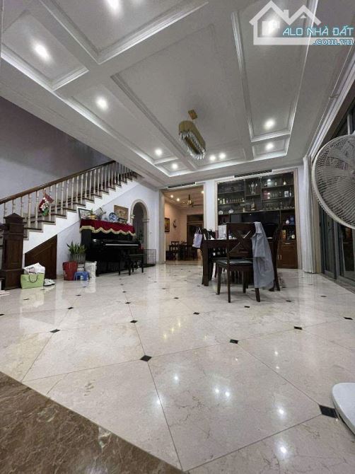 Bác chủ thiện chí bán căn Biệt Thự 215m tại KĐT Vinhomes Riverside. Thiết kế sang trọng - 3