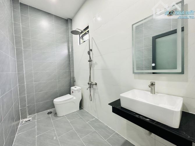 NHÀ 1 TRỆT 1 LẦU – PHÚ HÒA  sân ô tô, phòng khách, 3PN, bếp, 2WC - 3