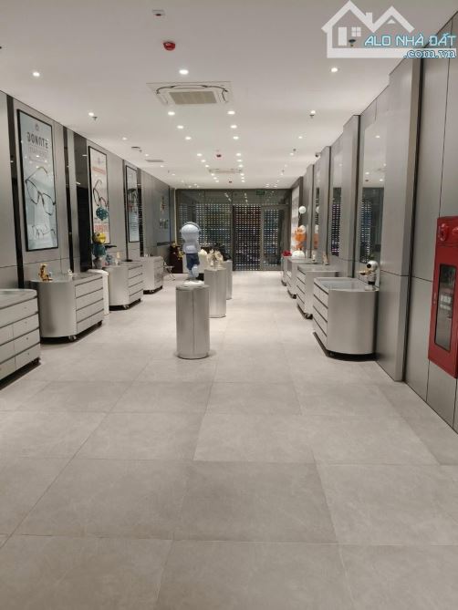 Bán tòa nhà Văn Phòng mặt phố Hoàng Quốc Việt, DT 302m2 x 10 tầng, MT: 11.6m, Giá 205 tỷ - 3