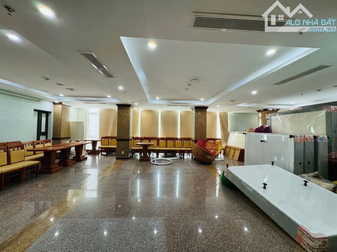 Cho thuê mặt bằng tầng 2 toà khách sạn mặt tiền Nguyễn Xuân Khoát 250M2 riêng biệt 30tr - 4