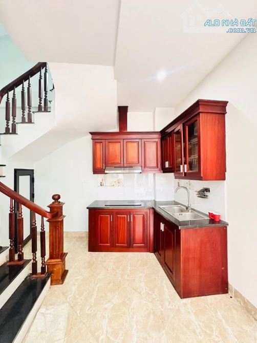 Bán nhà dân xây Hoàng Quốc Việt 30m2 x 5 tầng - sát kdt Nam cường - trước nhà 4M - gần OTO - 4