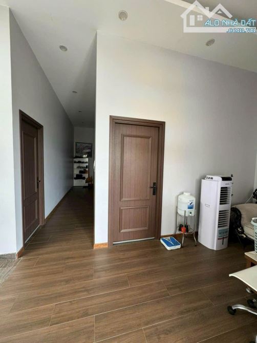 Giá gấp..11 tỷ. Bán nhà tâm huyết 1t 1l KDC Tân Phong. 8,5x23m. Đường 8m. SHR - 4