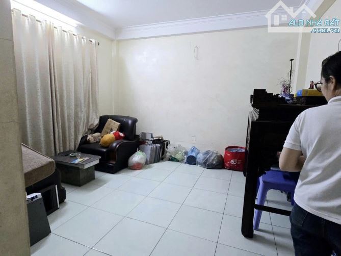 Bán nhà Phường TRƯƠNG ĐỊNH, 3 nhà ra ô tô tránh - 5 Tầng - 40m - Zá chỉ 7 t.ỷ . - 4