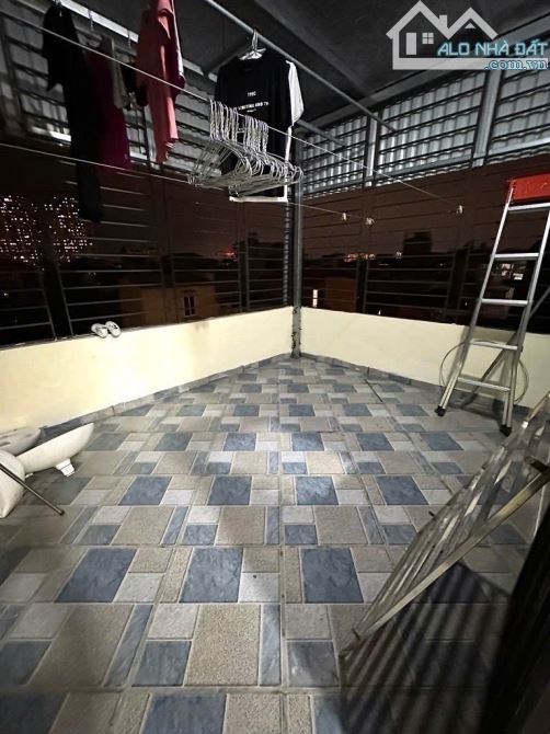 6 TỶ BÉ . 50M RA Ô TÔ CHẠY . TRƯỚC NHÀ BA GÁC ĐỖ NGÀY ĐÊM .  39M. 5 TẦNG .3 NGỦ . DÂN XÂY - 4