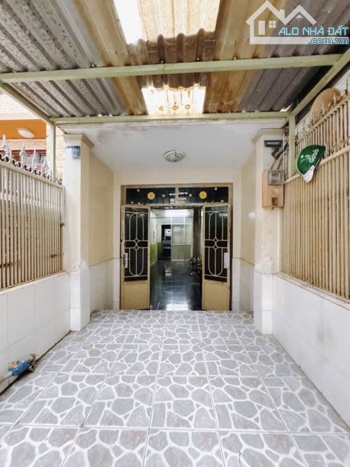 SIÊU RẺ 50M2 ĐẤT TẶNG NHÀ CẤP 4 2 LẦU CHỈ NHỈNH 3 TỶ KO CÒN NHÀ TƯƠNG TỰ  HẼM THÔNG RA 3 M - 4
