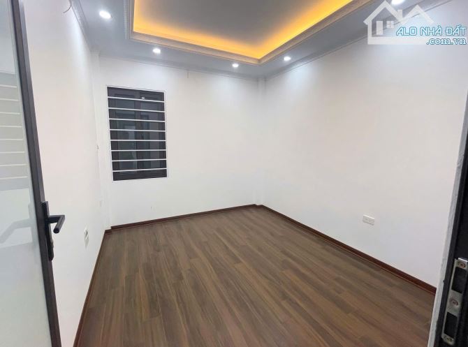 Cho thuê nhà nguyên căn ngõ 249 Yên Duyên , 5 tầng, 40m2, 6 ngủ, giá 11 triệu - 4