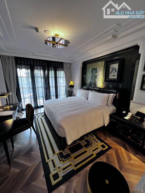 Dòng tiền 68 tỷ/ năm - khách sạn mặt phố Lò Sũ 350m2 x MT 9m x 90 Phòng.- Giá 392 Tỷ