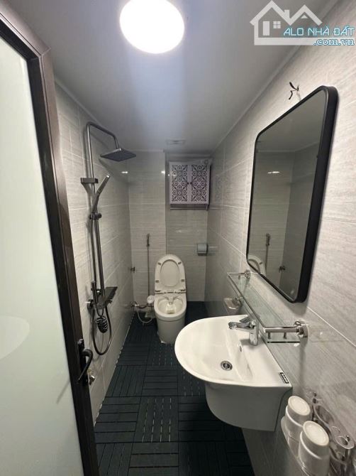 HƠN 5 TỶ . 30M RA Ô TÔ .  NGÕ THÔNG TRƯỚC NHÀ BA GÁC CHẠY .  38M2 . 4 TẦNG .4 NGỦ KHUNG CỘ - 5