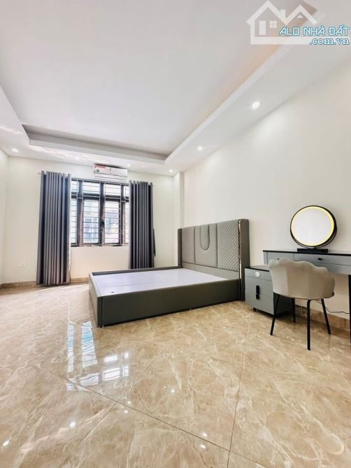 Bán nhà dân xây Hoàng Quốc Việt 30m2 x 5 tầng - sát kdt Nam cường - trước nhà 4M - gần OTO - 5