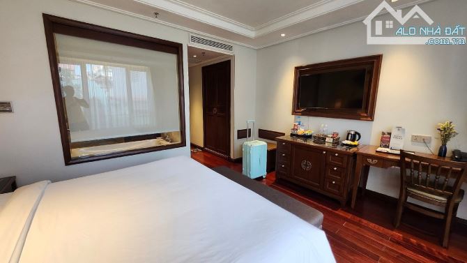 Bán khách sạn mặt phố Hàng Điếu, 180m2, 11 tầng, 175 tỷ, Doanh thu 2,6 tỷ/tháng