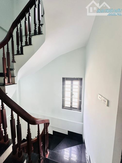 Bán nhà dân xây Hoàng Quốc Việt 30m2 x 5 tầng - sát kdt Nam cường - trước nhà 4M - gần OTO - 6