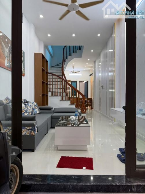 Bán gấp nhà riêng 43m , 5 Tầng, 4 ngủ + wc . Tứ Hiệp - Thanh trì - Hà Nội .giá 8.7 tỷ - 6