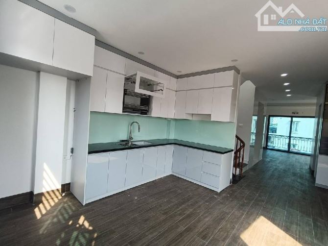 Nhà đẹp xây mới 7T thang máy lô góc 3 mặt thoáng gara Hoàng Quốc Việt thông Starlake - 7