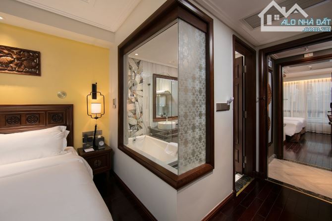 Bán khách sạn mặt phố Hàng Điếu, 180m2, 11 tầng, 175 tỷ, Doanh thu 2,6 tỷ/tháng