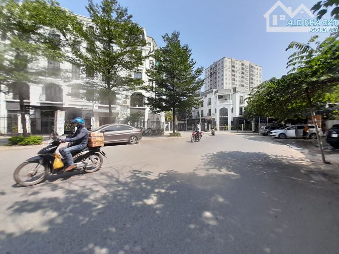 Đất Q Thanh Xuân, 3 mặt - 4 ô tô tránh, phù hợp xây mọi loại hình, 420m2, chỉ 250 triệụ/m2