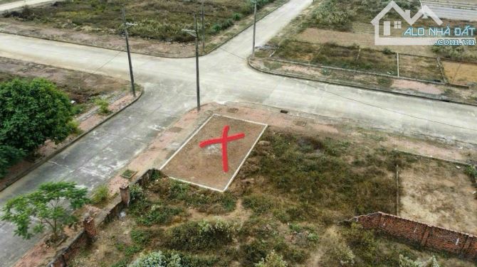 Lô góc Hoa Hậu đường trước đất 3 ô tô tránh nhau. Cách đại học FPT và Quốc gia 1,5 km