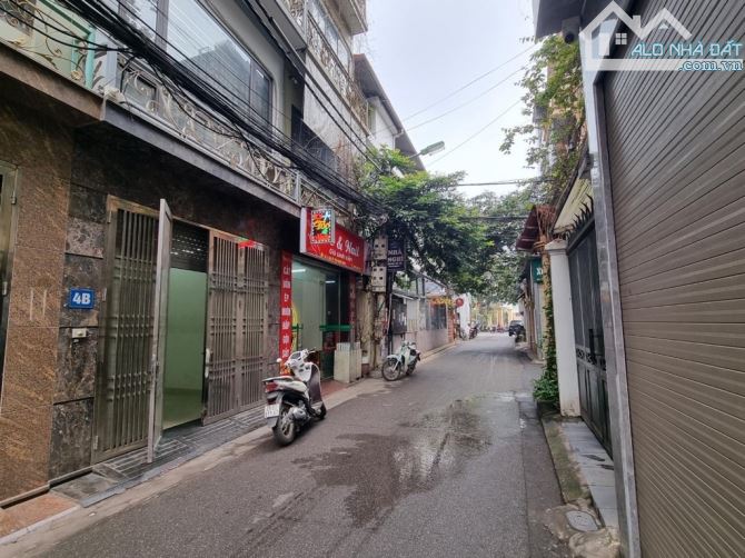 Bán nhà Trần Quốc Hoàn, dt45m, mt4m, ô tô tránh, gần phố, kinh doanh.