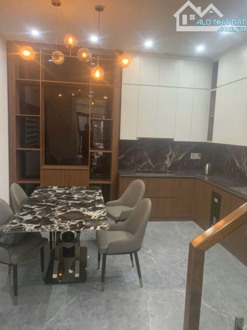 Bán nhà xây mới 5 tầng 2 mặt thoáng vuông vắn không lỗi lầm ô tô đỗ cửa
