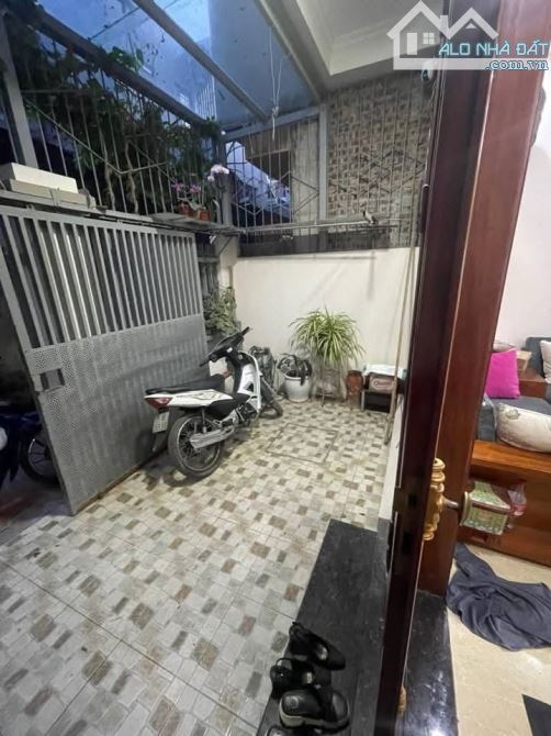 BÁN NHÀ NGÕ 509 VŨ TÔNG PHAN - NHÀ THOÁNG MÁT CÓ NHIỀU CỬA SỔ GIÁ 6,5 TỶ.