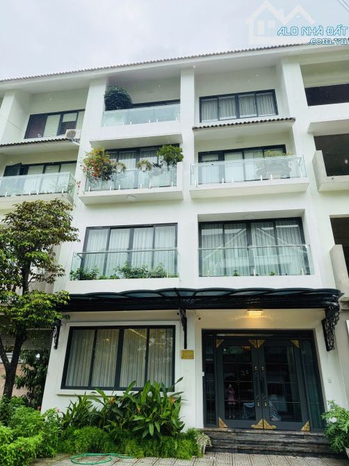 Biệt Thự Cao cấp,Sang trọng,Nội thất 5* ,View Vườn hoa siêu thoáng - Mặt tiền khủng 8m