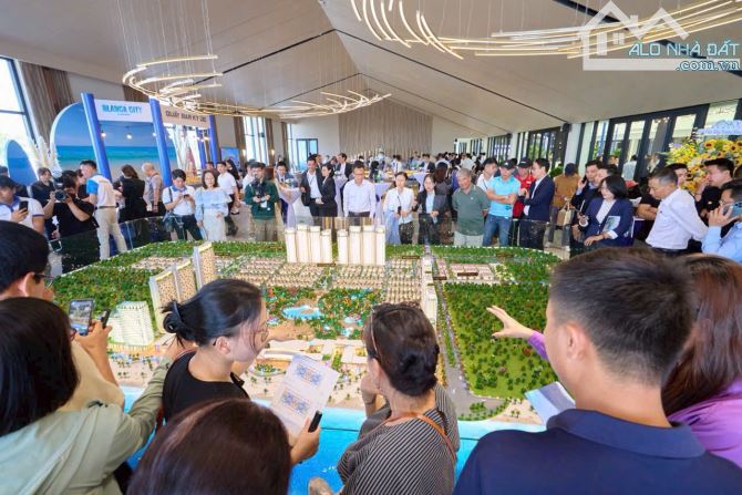 CẦN BÁN CĂN NHÀ PHỐ 131 M2 ĐẤT SỞ HỮU LÂU DÀI, 1 HẦM 4 TẦNG LẦU MẶT TIỀN 15M