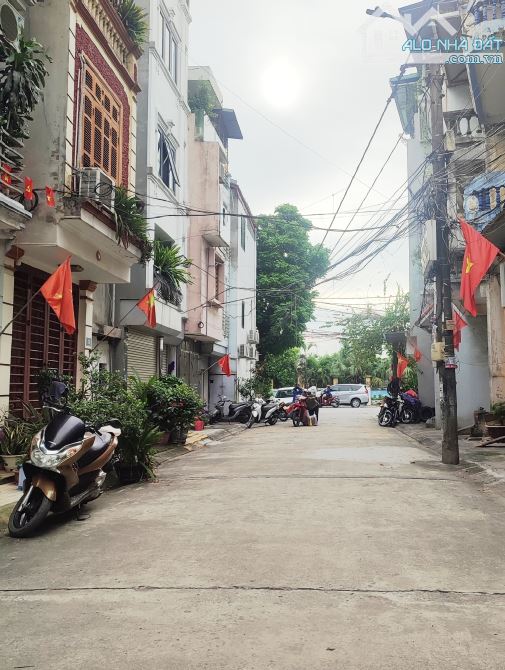 TRUNG TÂM NGỌC THUỴ - ĐƯỜNG RỘNG NGÕ THÔNG SANG VIỆT PHÁP - ÔTÔ 7 CHỖ