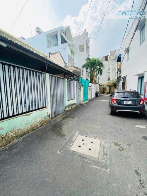 BÁN NHÀ CẤP 4 – ĐẤT RỘNG 6,5x20m – HẺM XE HƠI 6M – THÍCH HỢP XÂY CHDV, Đ THỐNG NHẤT, F11