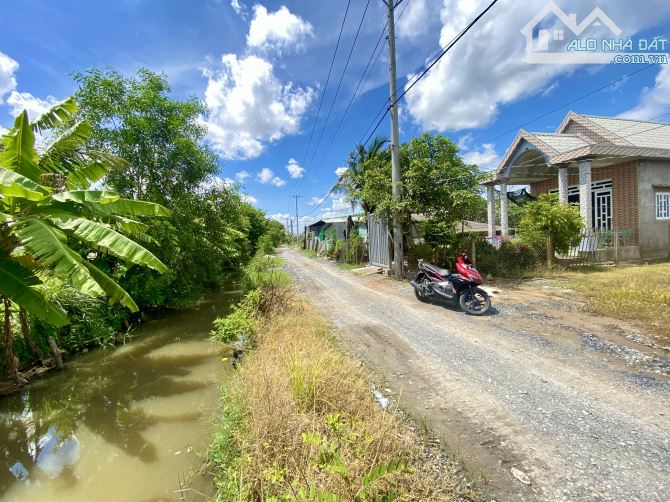 Nền thổ cư MT liên ấp, view kênh mát mẻ dt 145m2, Long Hoà, Cần Đước, giá 1 tỷ 250