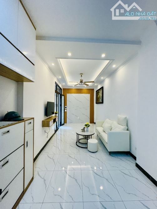 Bán nhà Minh Khai, hàng xóm chợ Mơ, 30m2, 5 tầng, 20m ô tô tránh, ngõ kinh doanh nhỉnh 7 ỷ