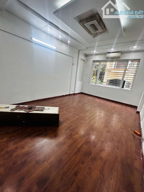 Cho thuê nhà đẹp Trần Quốc Hoàn, Cầu Giấy. DT 65m2, 5 tầng. Giá 23 tr(thg)