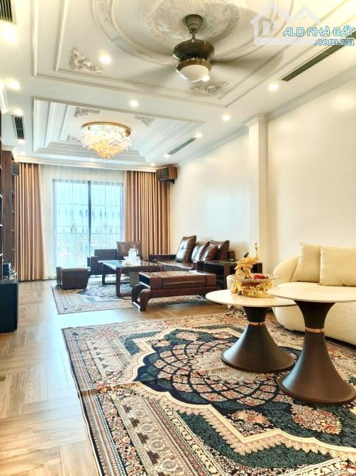 Hoàng Cầu phân lô vip, vị trí 102, KD, ô tô vào nhà, view vườn hoa, 60m*7T thang máy
