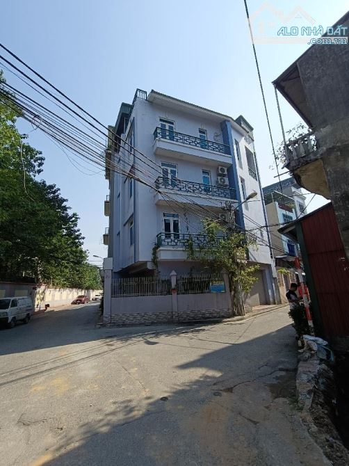 NHÀ VIỆT HƯNG-HÀ NỘI, LÔ GÓC THOÁNG SÁNG RỰC RỠ, 90 MÉT 5 TẦNG, Ô TÔ TRÁNH THOẢI MÁI, NHỈN