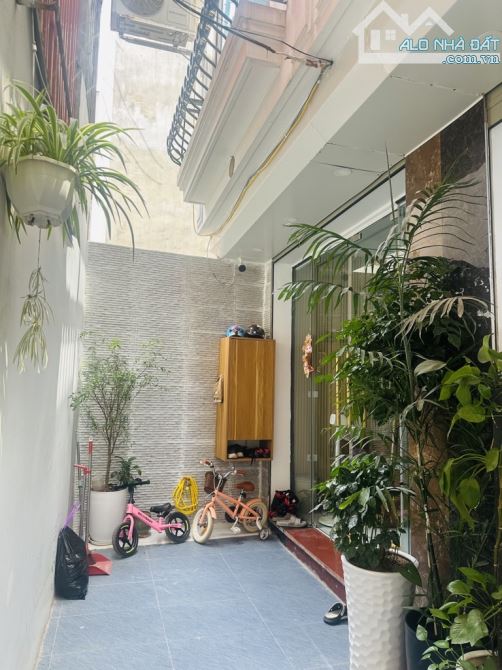 7 TỶ HƠN . 30 M RA Ô TÔ CHẠY . NGÕ BA GÁC .  33 M 2 . 4 NGỦ . NHÀ KHUNG CỘT CHẮC CHẮN .