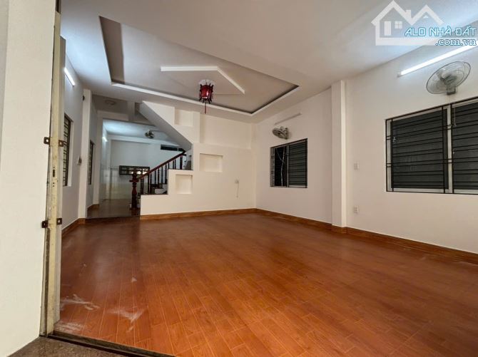 Nhà 2.5 Tầng LÊ DUẪN cách đường đúng 1 cái nhà giá chỉ hơn 5 Tỷ Xxx
