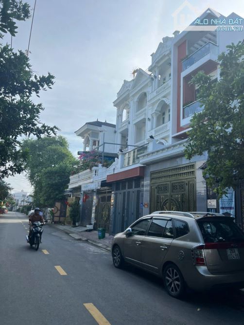 Cần bán gấp Lô đất mặt tiền HT26, dt: 4x18m khu biệt thự, nhà lầu. Giá chỉ 5 tỷ 8 TL