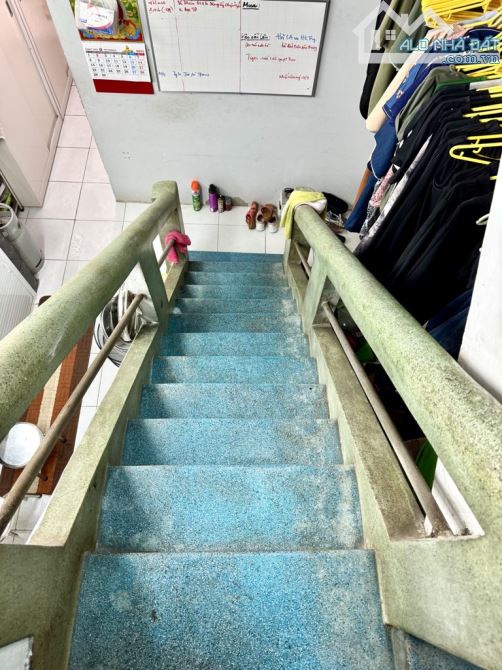 lầu 1 Nguyễn Văn Đừng  P6, Q5,  DT 3,9 x 10, tầng. Giá  2,9 tỷ TL.  Mô tả: + Nhà tập thể,