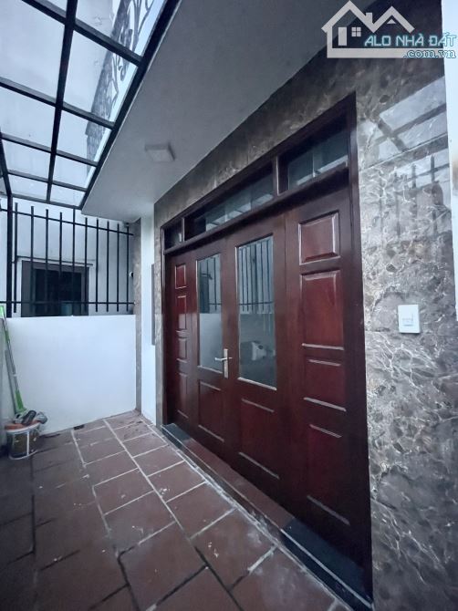 Bạn đang tìm kiếm căn nhà riêng tư có sân cổng riêng? Sân để đc chục xe máy tiện lợi