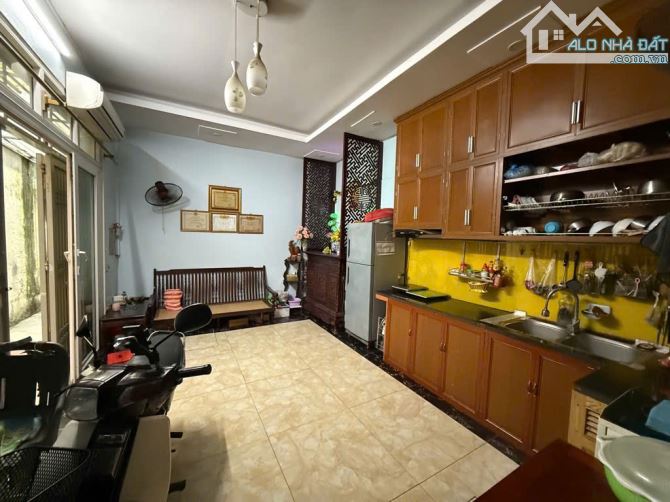 Bán căn nhà 30m 5 tầng, 10m ra đường ô tô tránh cách chợ Việt Hưng, phố Ngô Gia Tự 150m