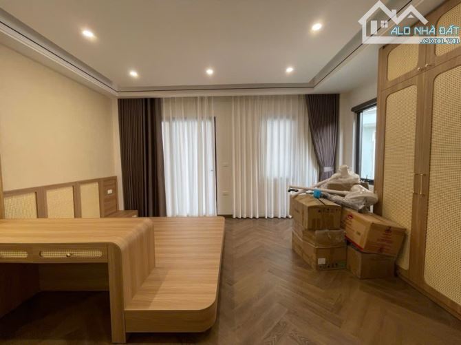 BÁN NHÀ NGỌC LÂM CÓ 102, 7.5 TẦNG THANG MÁY, Ô TÔ DỪNG ĐỖ NGÀY ĐÊM, LÔ GÓC, NHÀ CỰC MỚI,