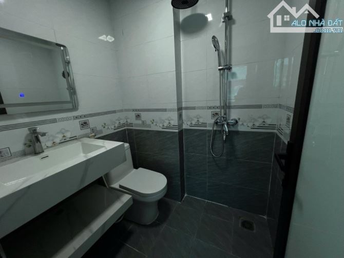 💰 GIÁ NHỈNH 5 TỶ – CÓ NHÀ RIÊNG PHỐ XỐM 33m² x 5 TẦNG – Ô TÔ TRÁNH 🏡