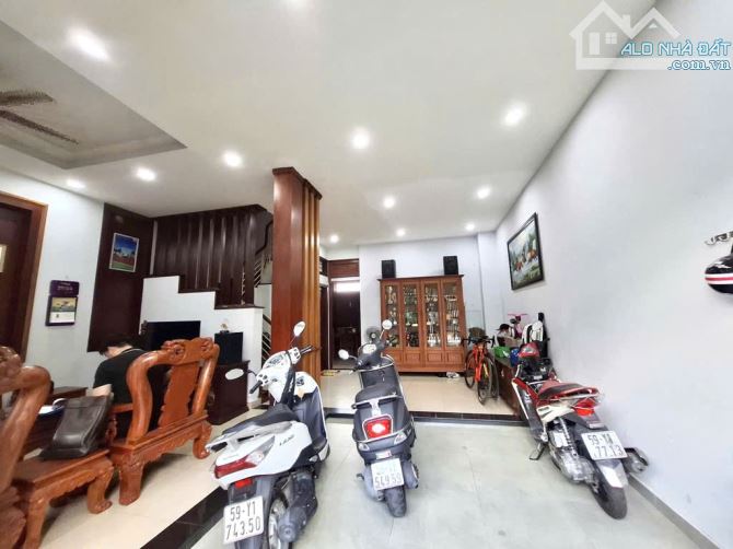 Bà Điểm (HM) bán nhà 3 tầng (7x14) 5PN sân đỗ otoường 6m gần QL 22 và tiện ích giá 6,99tỷ.