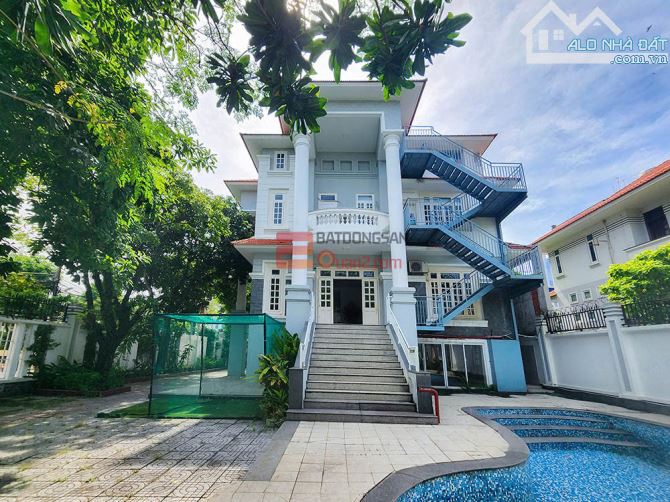 Bán BIỆT THỰ 22x45m2 Đ. Nguyễn Văn Hưởng, Q.2 – 4 tầng chỉ 300 tỷ TL.