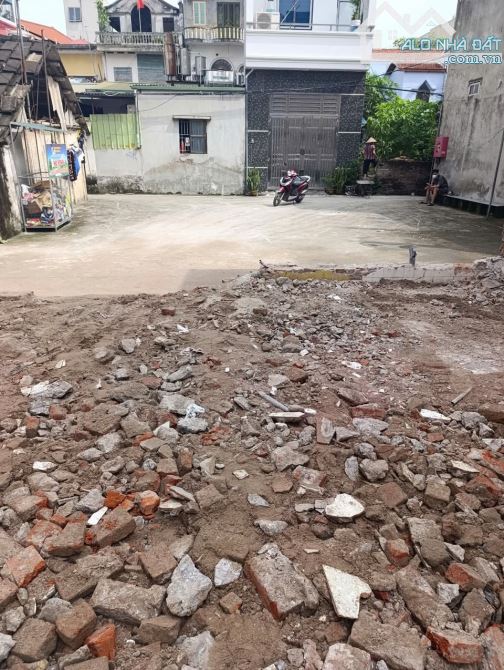 Que Hàn, Nhị Khê, Thường Tín. DT: 75m, MT: 7.3m giá 5.3 tỷ, 100m ra QL1A, mặt tiền 7.3m