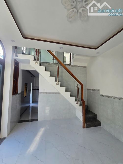 Bán nhà hẻm Trần Hưng Đạo, gần chợ Hoa Lư. Nhà sau mặt tiền hẻm 1 căn